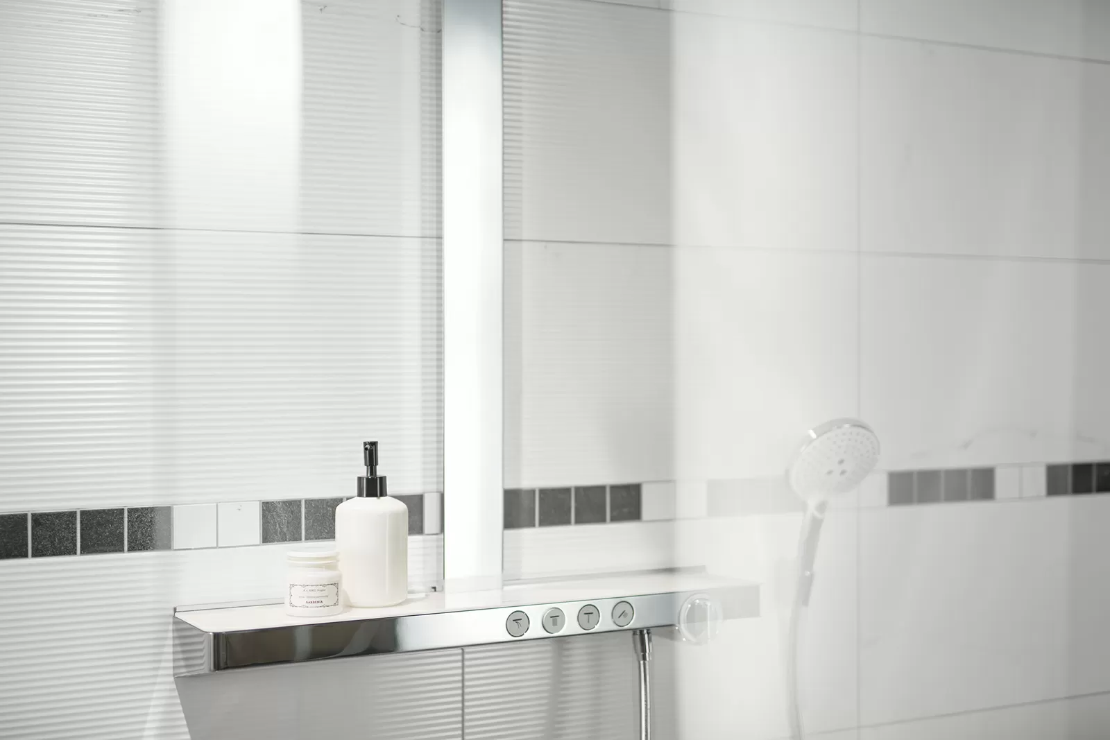 Плитка WAKV5133 Vein white glossy 30x90